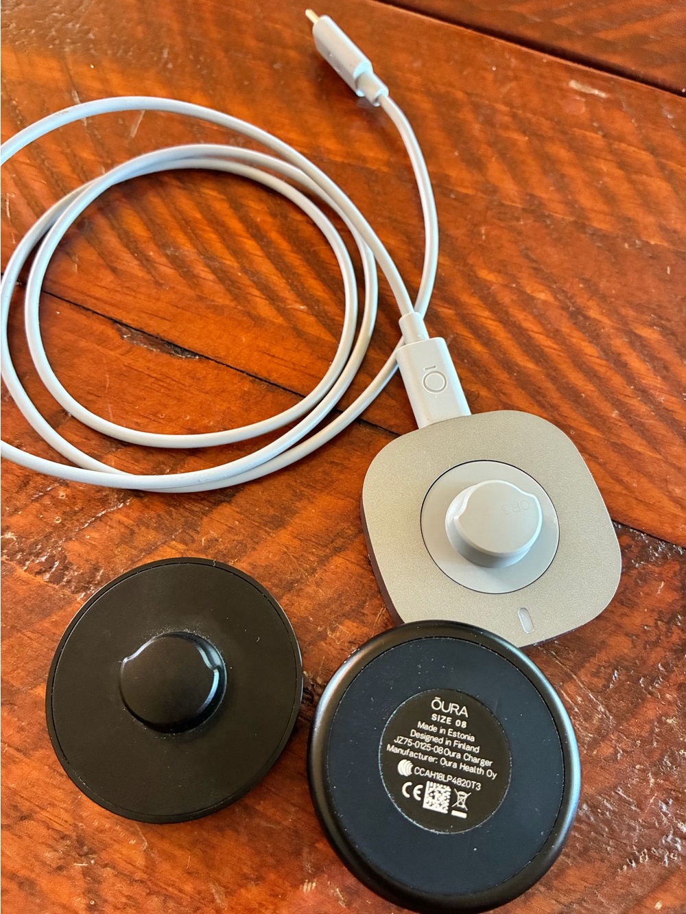 Oura Silver Magnetic Charger size 8 with White Cable and Black Sensor Caps